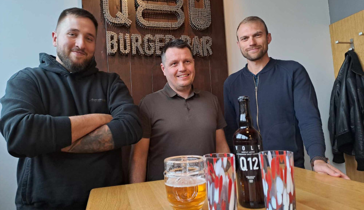 Aleš Kuncl (uprostřed) se skláři Jiřím Pačinkem (vlevo) a Janem Polákem.