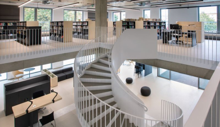 Pražské Petřiny mají novou knihovnu, místo nejen pro knihy