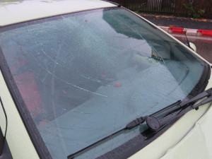 Řidič přehlédl přecházející chodkyni. Zraněná skončila v nemocnici