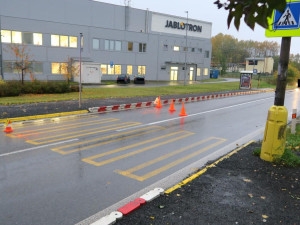 Řidič přehlédl přecházející chodkyni. Zraněná skončila v nemocnici