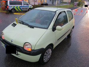 Řidič přehlédl přecházející chodkyni. Zraněná skončila v nemocnici