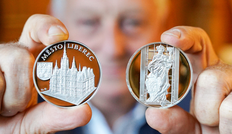K výročí liberecké radnice vznikla limitovaná série stříbrných medailí