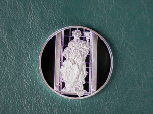 K výročí liberecké radnice vznikla limitovaná série stříbrných medailí