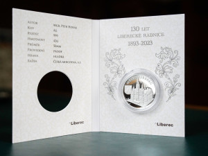 K výročí liberecké radnice vznikla limitovaná série stříbrných medailí