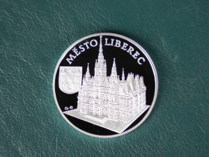 K výročí liberecké radnice vznikla limitovaná série stříbrných medailí