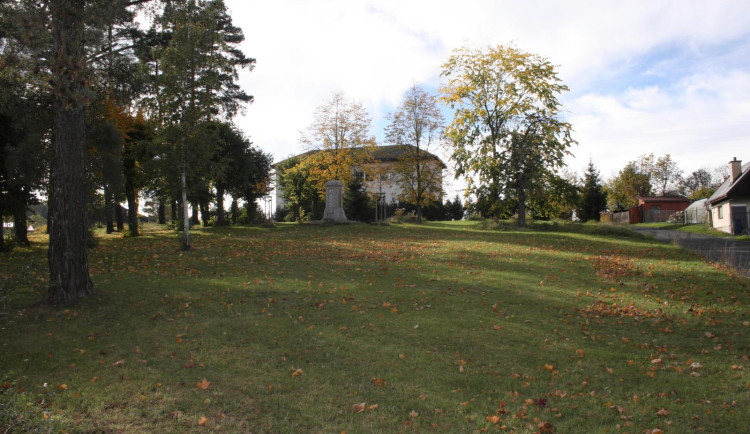 Poničený pomník obětem 1. světové války.