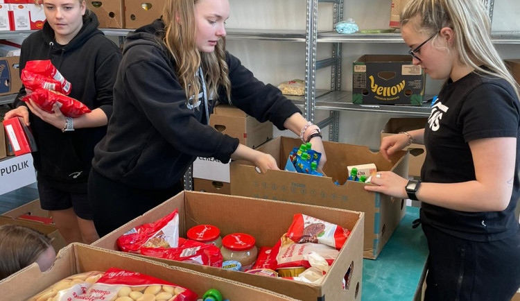 Před podzimní sbírkou jsou regály Potravinové banky v Liberci téměř prázdné