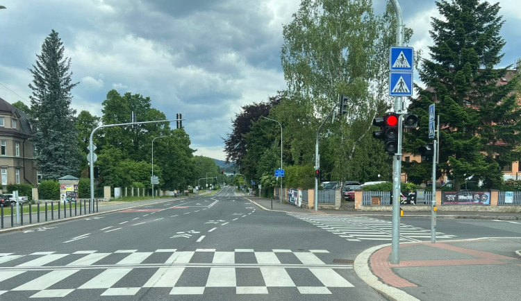 Město prověří semafory na Palackého ulici v Jablonci. Stěžují si řidiči i chodci