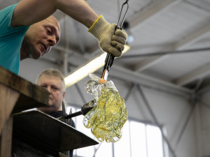 Křišťálové panenky místních sklářů můžete vydražit v aukci UNICEF