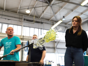 Křišťálové panenky místních sklářů můžete vydražit v aukci UNICEF