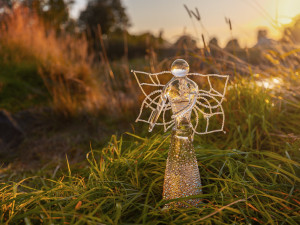 Křišťálové panenky místních sklářů můžete vydražit v aukci UNICEF