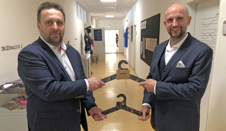 Liberečtí vědci vymysleli, jak znovu využít staré oděvy. Vyrobí z nich nábytek i třeba ramínka na šaty