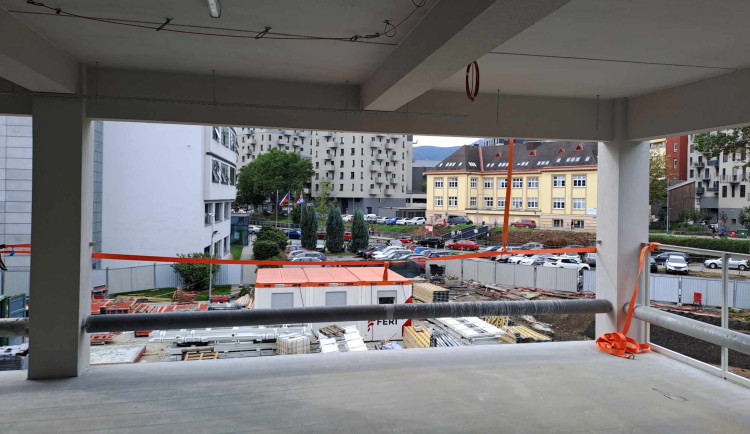 Parkovací dům stojí hned vedle krajského úřadu.