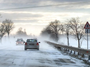 Začne mrznout, a tak vstupuje v platnost povinnost zimní výbavy na vybraných silnicích v celém kraji