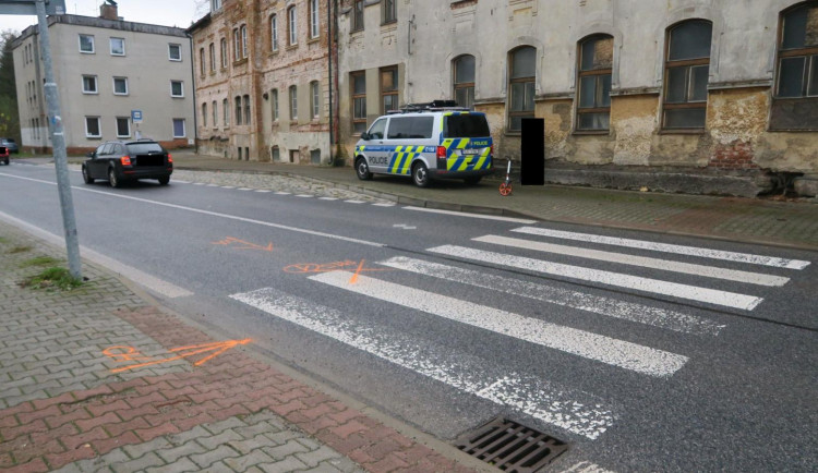 Dva sražení chodci na přechodech. Oba skončili v nemocnici