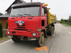 Řidič nedal přednost Tatře. Náraz odhodil auto na plot domu