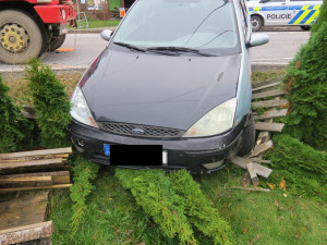 Řidič nedal přednost Tatře. Náraz odhodil auto na plot domu