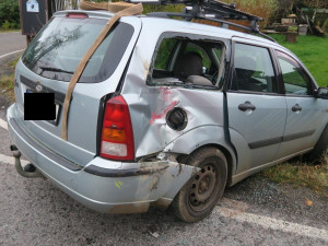 Řidič nedal přednost Tatře. Náraz odhodil auto na plot domu