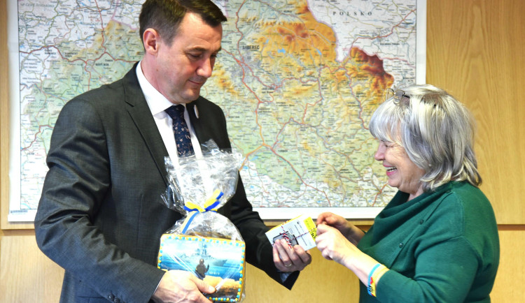 Hejtman Martin Půta předal měřič zástupkyni neziskové organizace.