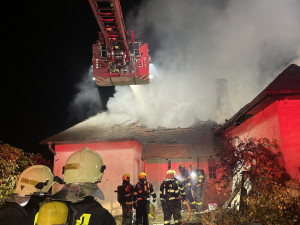 Hasiče zaměstnal požár rodinného domu v Doubí, naštěstí byl neobydlený