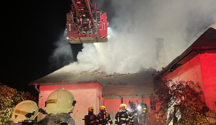 Hasiče zaměstnal požár rodinného domu v Doubí, byl však neobydlený