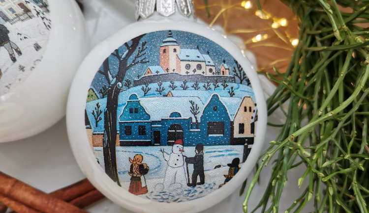 Vánoční ozdoba z motivem Josefa Lady.