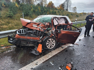 Nehoda kamionu a osobního vozu uzavřela silnici I/14 v Kunraticích