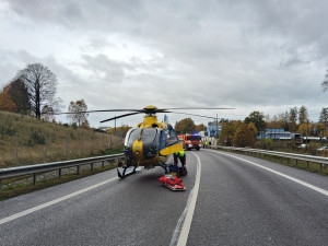 Nehoda kamionu a osobního vozu uzavřela silnici I/14 v Kunraticích