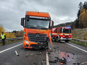 Nehoda kamionu a osobního vozu uzavřela silnici I/14 v Kunraticích