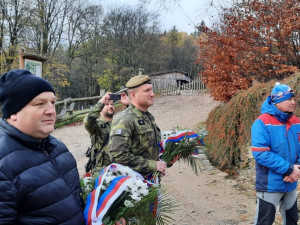 Děti vysadily na počest válečných veteránů u Tesařovské kaple jeřáby jedlé
