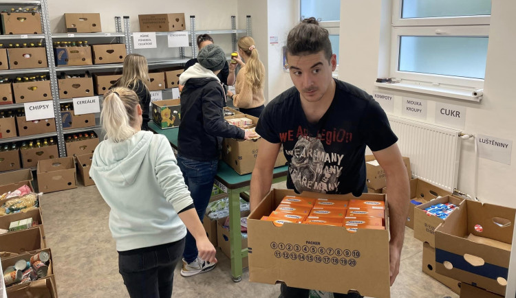 Sbírka potravin v potravinové bance v Liberci.
