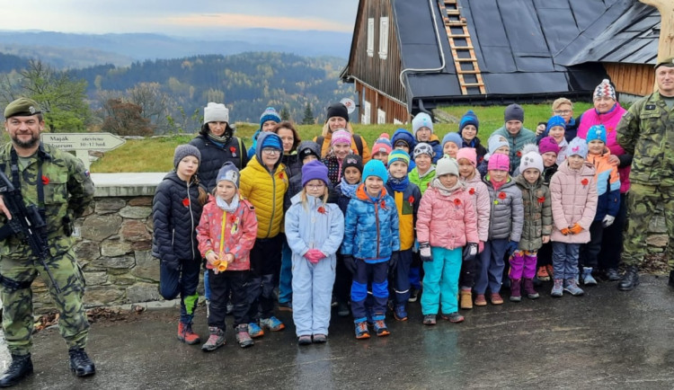 Školáci z Kořenova vysadily alej u Tesařovské kaple.