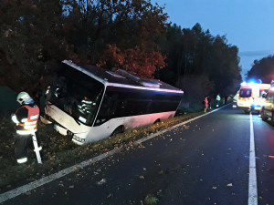 U Arnoltic havaroval autobus. Šest lidí utrpělo zranění