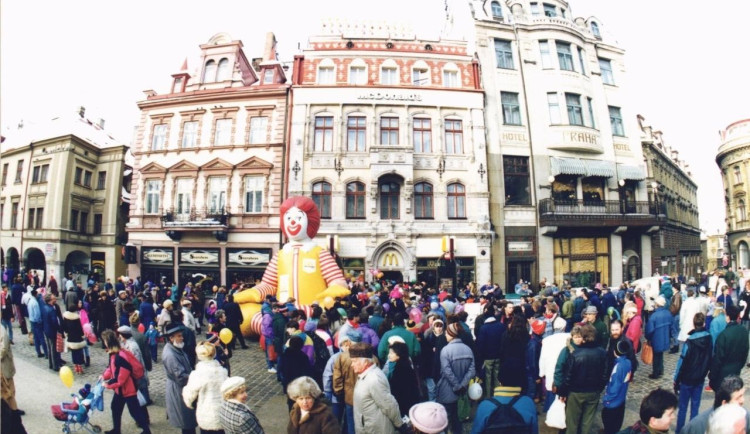Otevření první restaurace McDonald´s v Liberci v roce 1993.