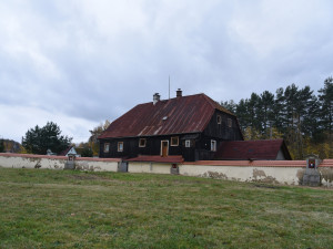 V Dětřichově obnovili křížovou cestu, nově je ze skleněných plastik