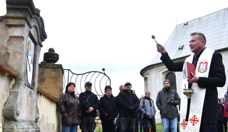 V Dětřichově obnovili křížovou cestu.