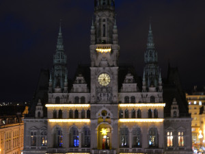 V Liberci začal advent. Před historickou radnicí se rozsvítil vánoční strom