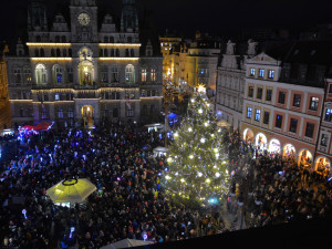 V Liberci začal advent. Před historickou radnicí se rozsvítil vánoční strom