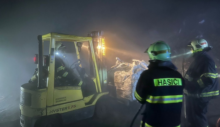 Pár minut před osmou hodinou večerní velitel zásahu ohlásil likvidaci požáru