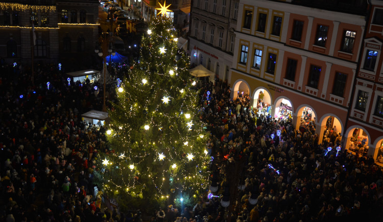 Vánoční strom před libereckou radnicí.