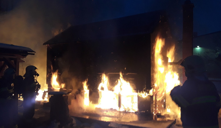 Požár chatky na Holém vrchu v České Lípě.