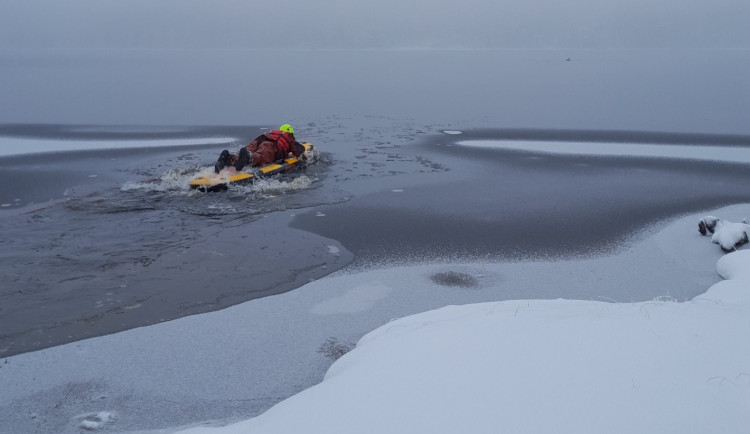 Záchrana tonoucí osoby v Bedřichově.