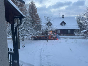 Dopravu v Libereckém kraji zkomplikoval ráno těžký mokrý sníh a popadané stromy
