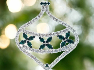 (NE)OBYČEJNÍ: Šperky z křišťálu zdobí ženy z celého světa, letos nápad z Jablonce září i na vánočních stromcích