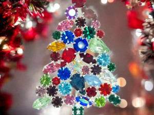 (NE)OBYČEJNÍ: Šperky z křišťálu zdobí ženy z celého světa, letos nápad z Jablonce září i na vánočních stromcích