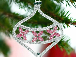 (NE)OBYČEJNÍ: Šperky z křišťálu zdobí ženy z celého světa, letos nápad z Jablonce září i na vánočních stromcích