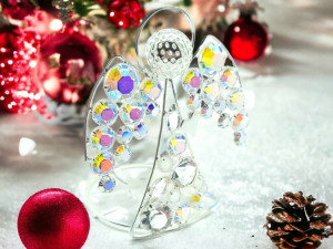 (NE)OBYČEJNÍ: Šperky z křišťálu zdobí ženy z celého světa, letos nápad z Jablonce září i na vánočních stromcích