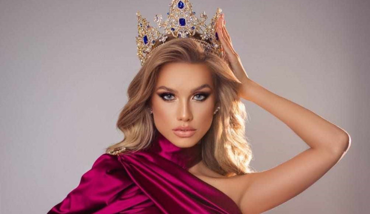 (NE)OBYČEJNÍ: Šperky z křišťálu zdobí ženy z celého světa, letos září i na vánočních stromcích