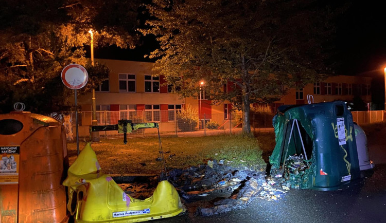 Hořící popelnice hasila v noční košili. Policisté nyní dopadli žháře, ten sám volal tísňovou linku