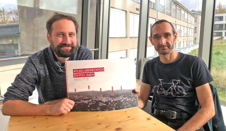 Daniel Vrbík (vlevo) a Václav Lábus s novým atlasem živých jmen Liberce.